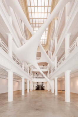 Innenraum mit Skulptur 