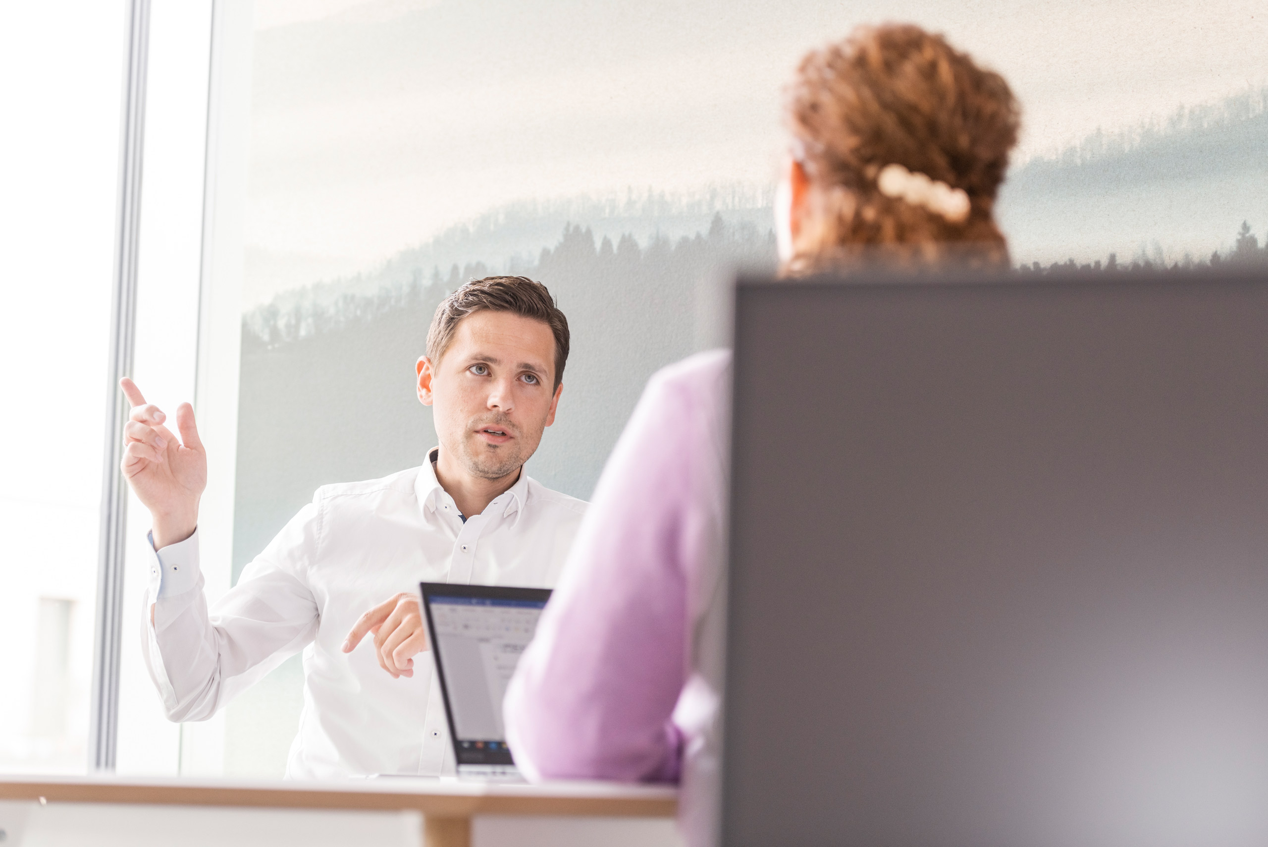 Besprechungssituation in einem hellen, modernen Büro 