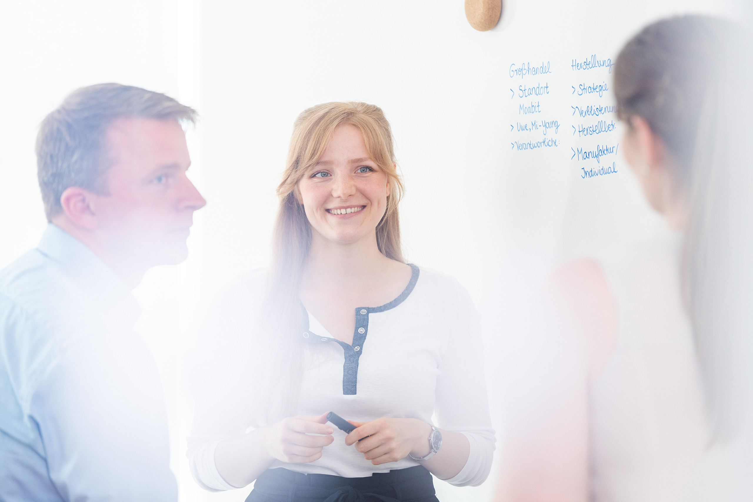 Besprechungssituation in einem hellen, modernen Büro 
