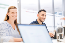 Besprechungssituation von Mitarbeitern in einem modernen Büro 