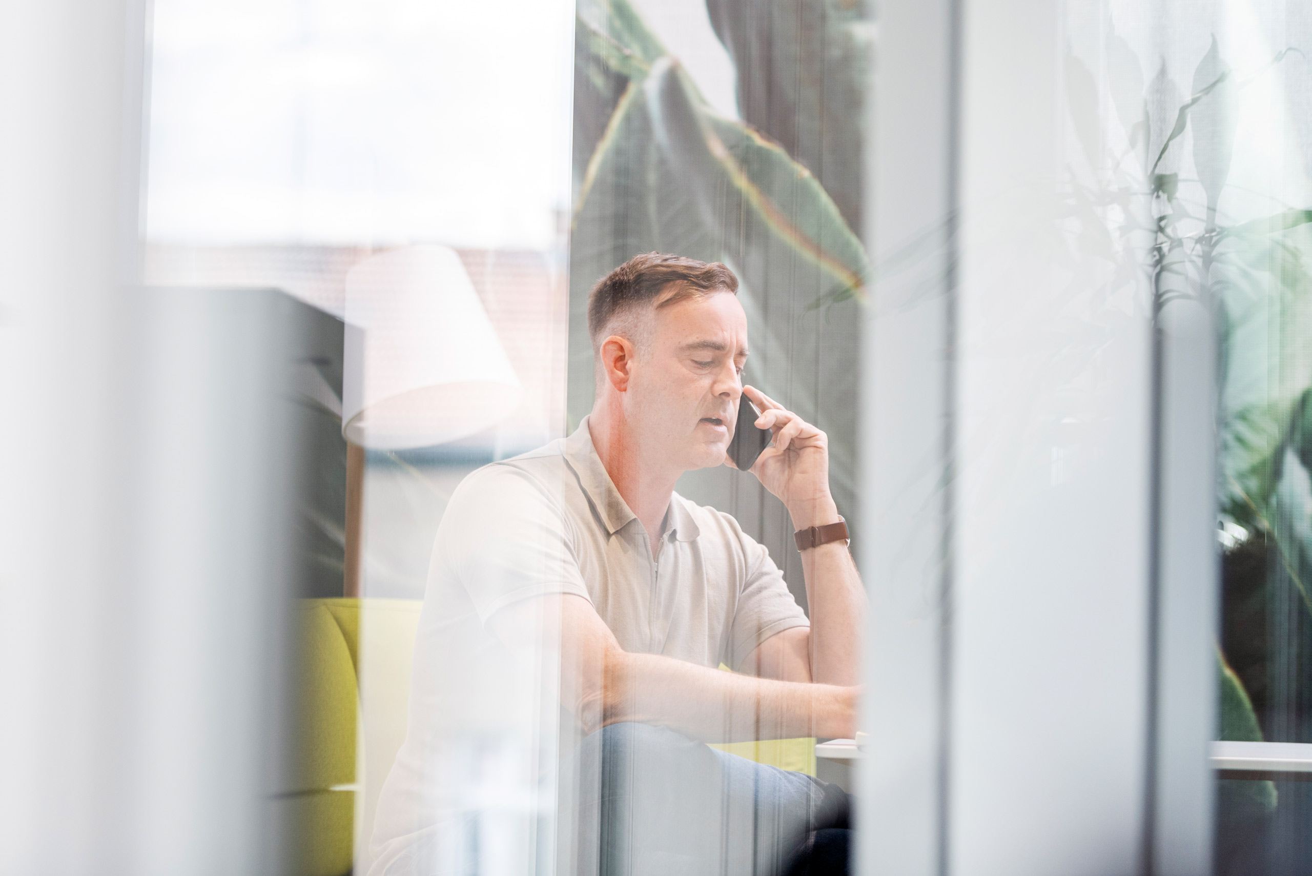 Mitarbeiter in einem Büro beim Telefonieren 