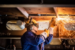 Werftarbeiter beim Schweißen 