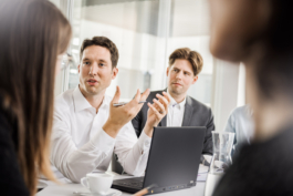 Besprechungssituation von Mitarbeitern in einem modernen Büro 