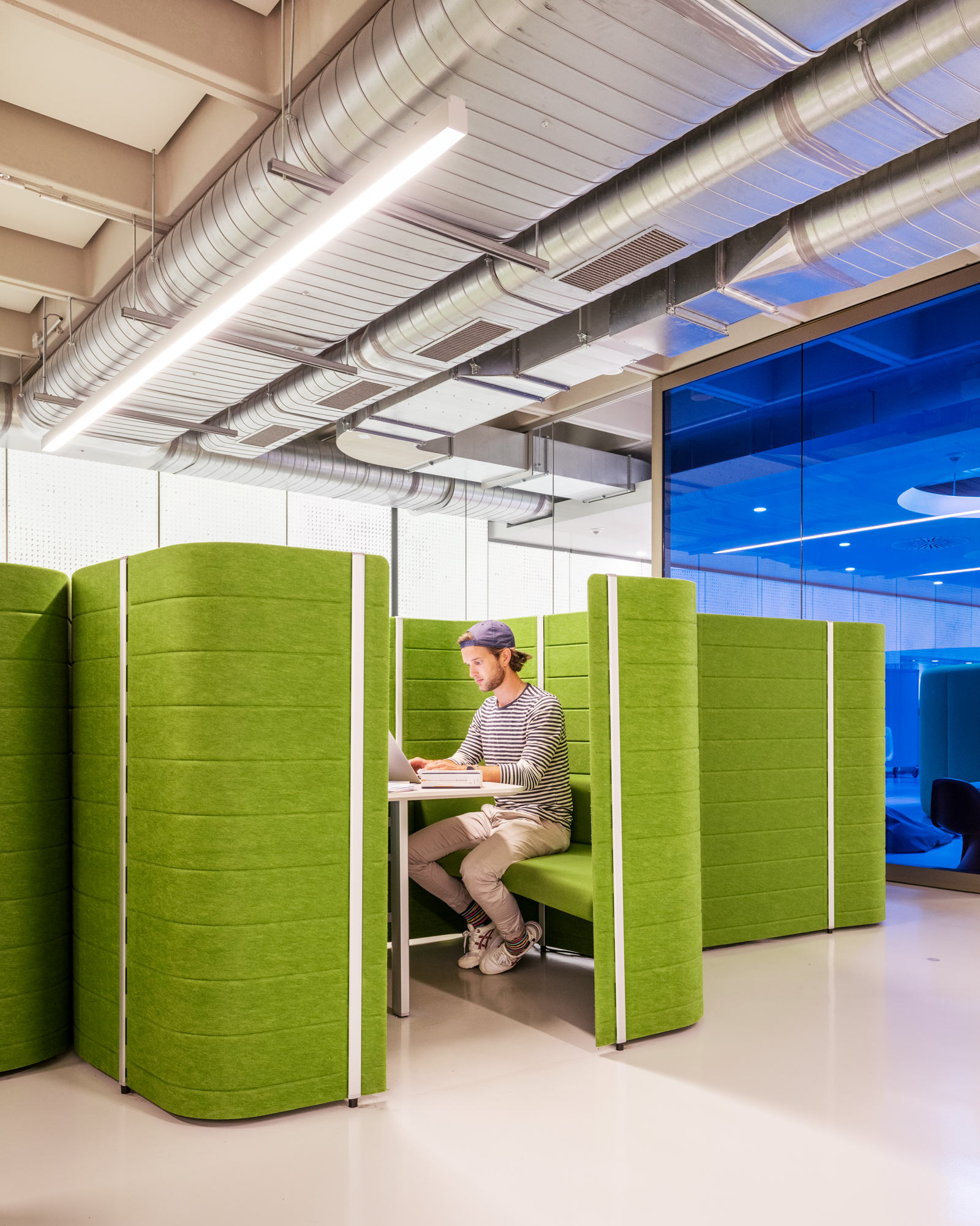 Student bei Arbeit an Laptop 