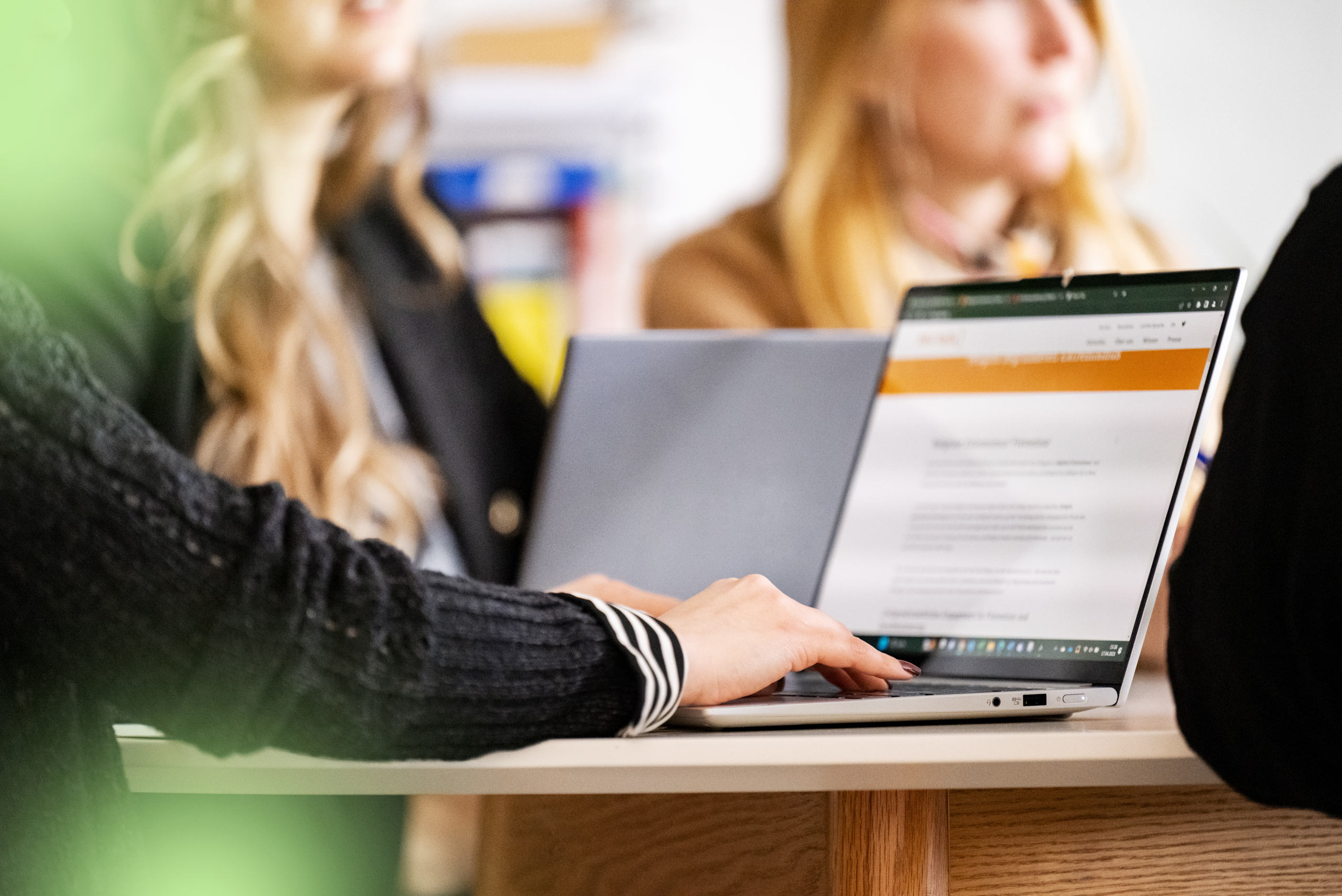 Besprechungssituation, Frau am Laptop 