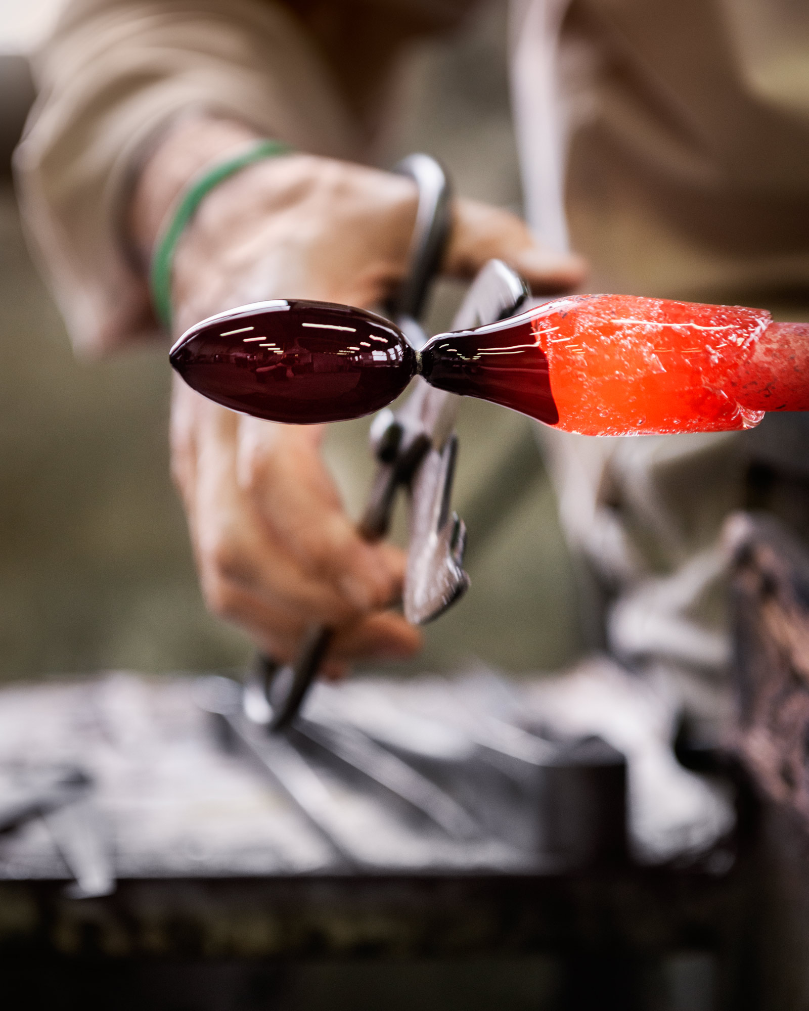 Arbeitsschritt in einer Manufaktur für Glaslüster in Venedig, Glasbläser bei der Arbeit 