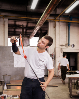 Arbeitsschritt in einer Manufaktur für Glaslüster in Venedig, Glasbläser bei der Arbeit 