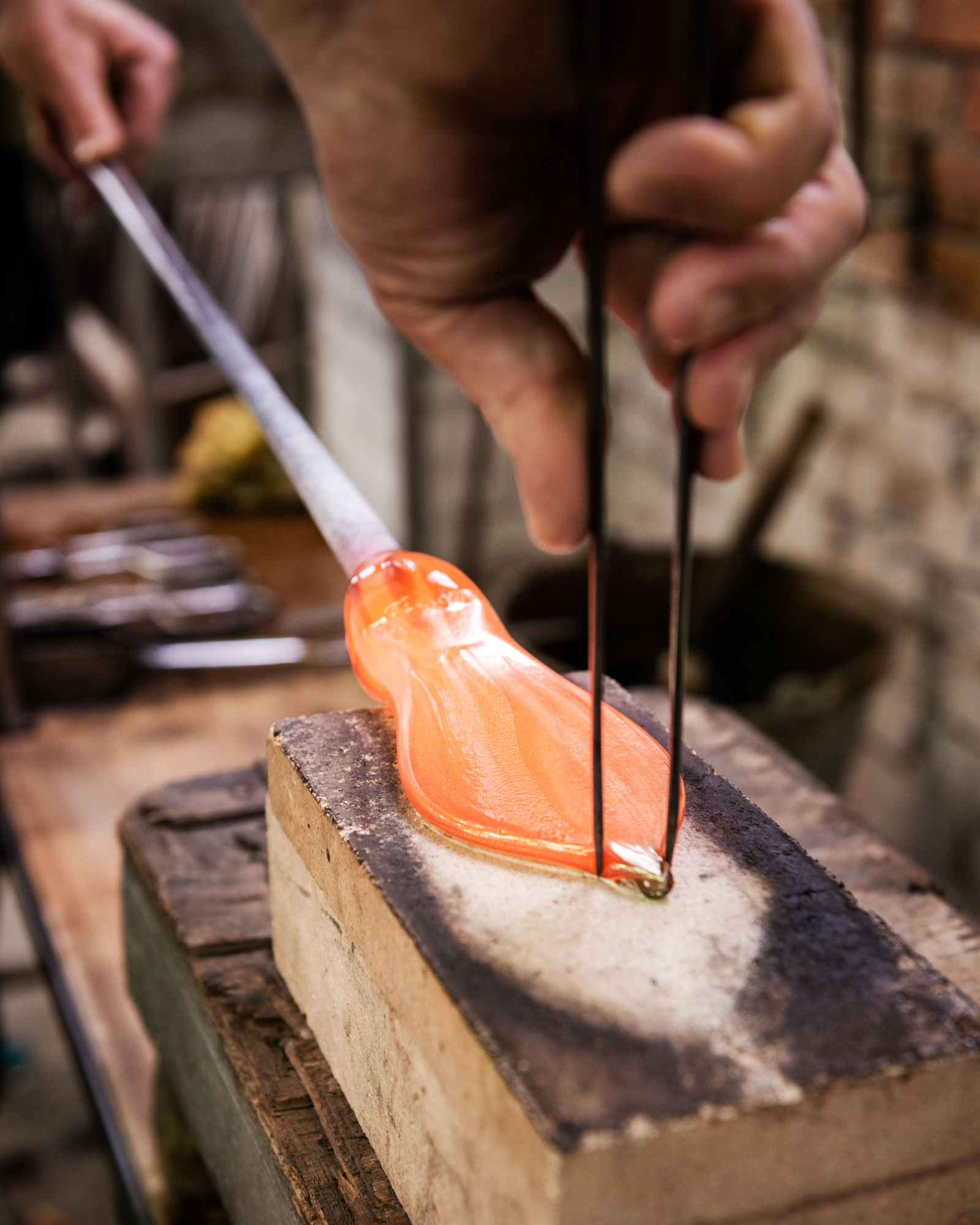 Arbeitsschritt in einer Manufaktur für Glaslüster in Venedig 