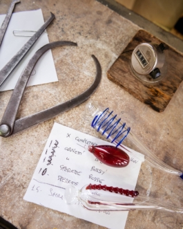 Detailfoto aus einer Werkstatt für Glaslüster in Venedig 