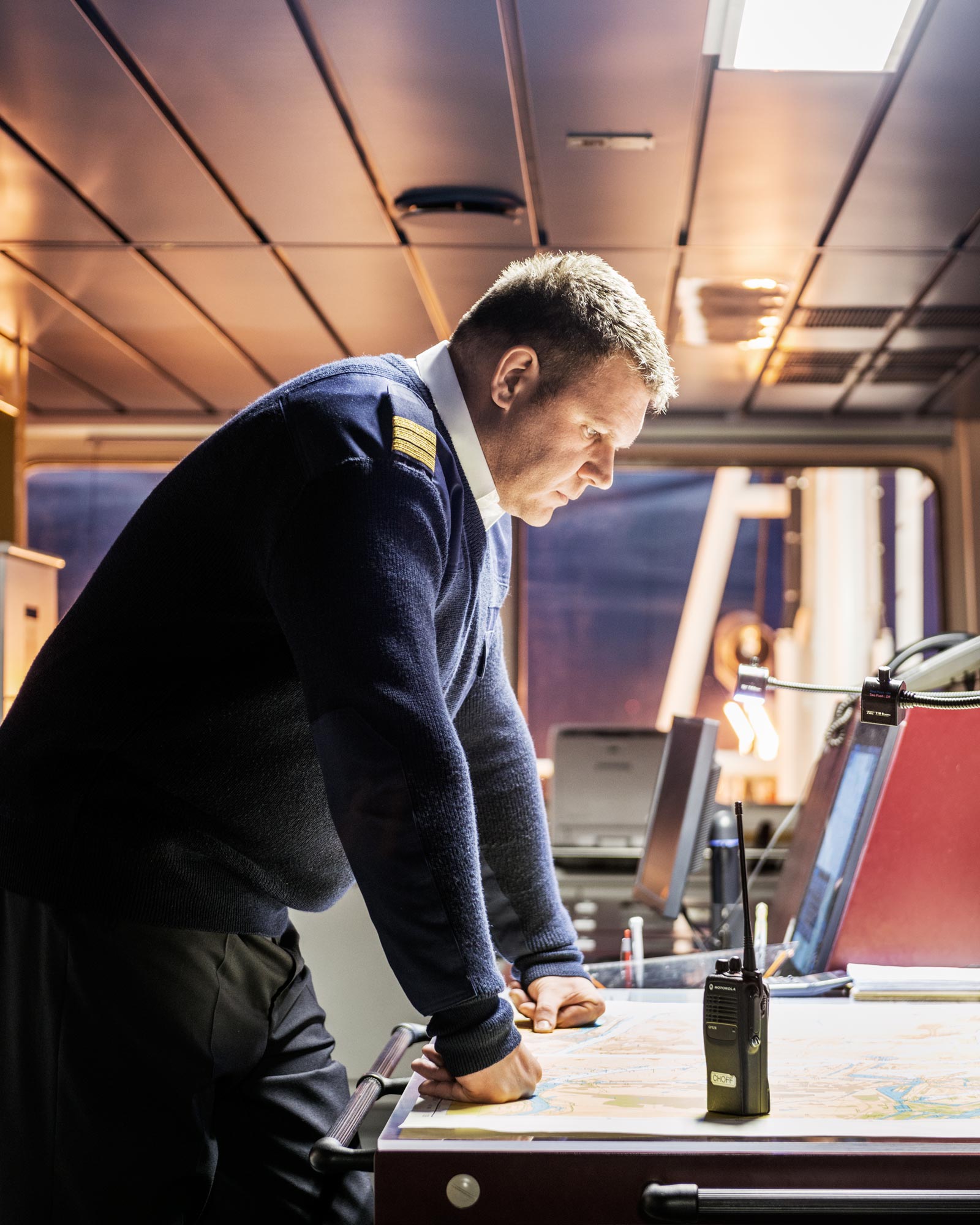 Offizier auf Brücke eines Containerschiffs 