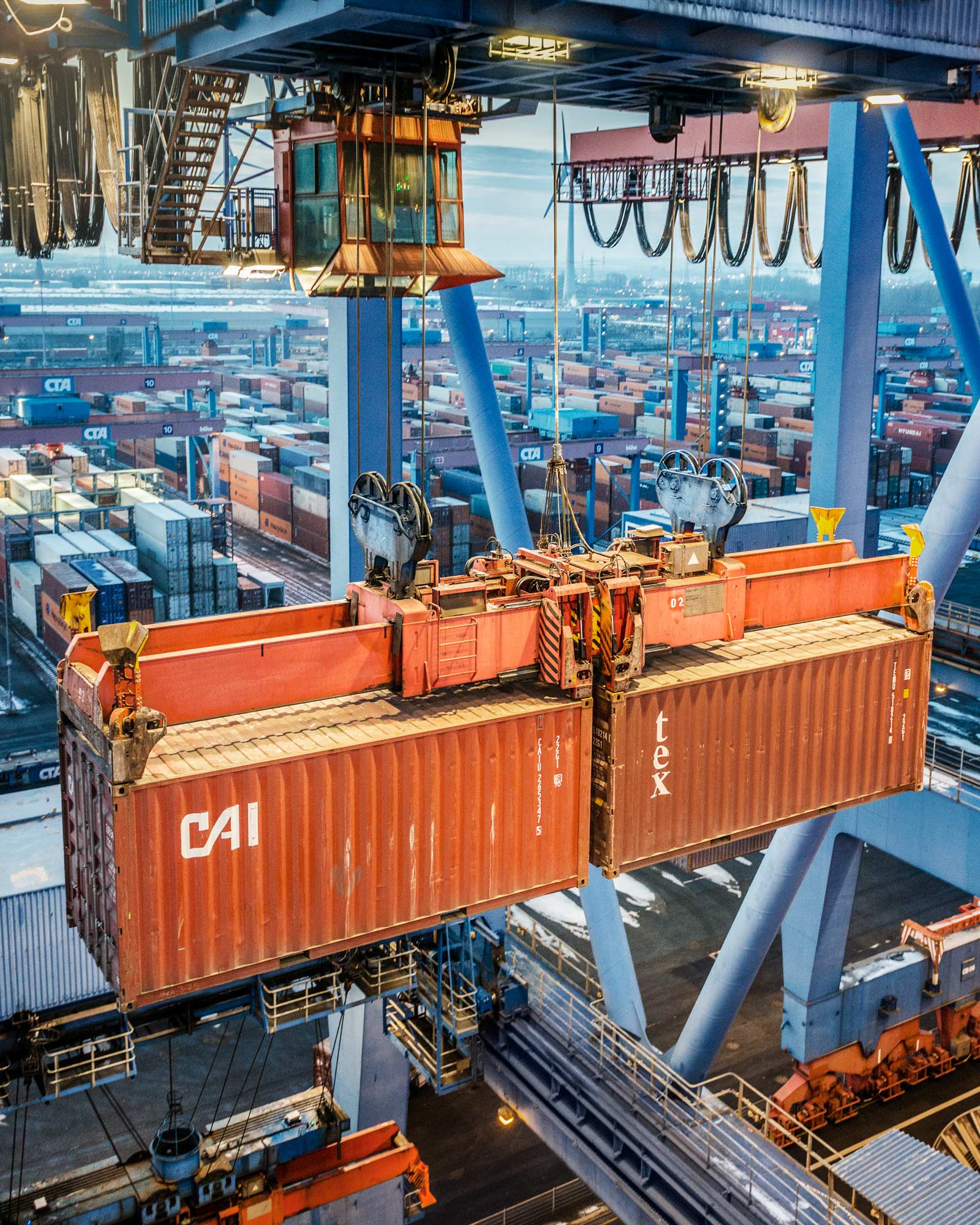 Kran hebt Container auf Schiff 