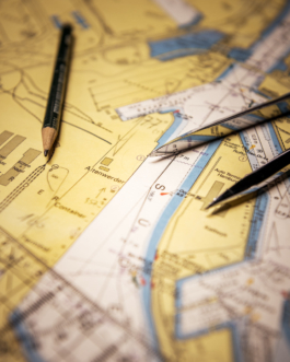 Seekarten in der Brücke eines Containerschiffs 