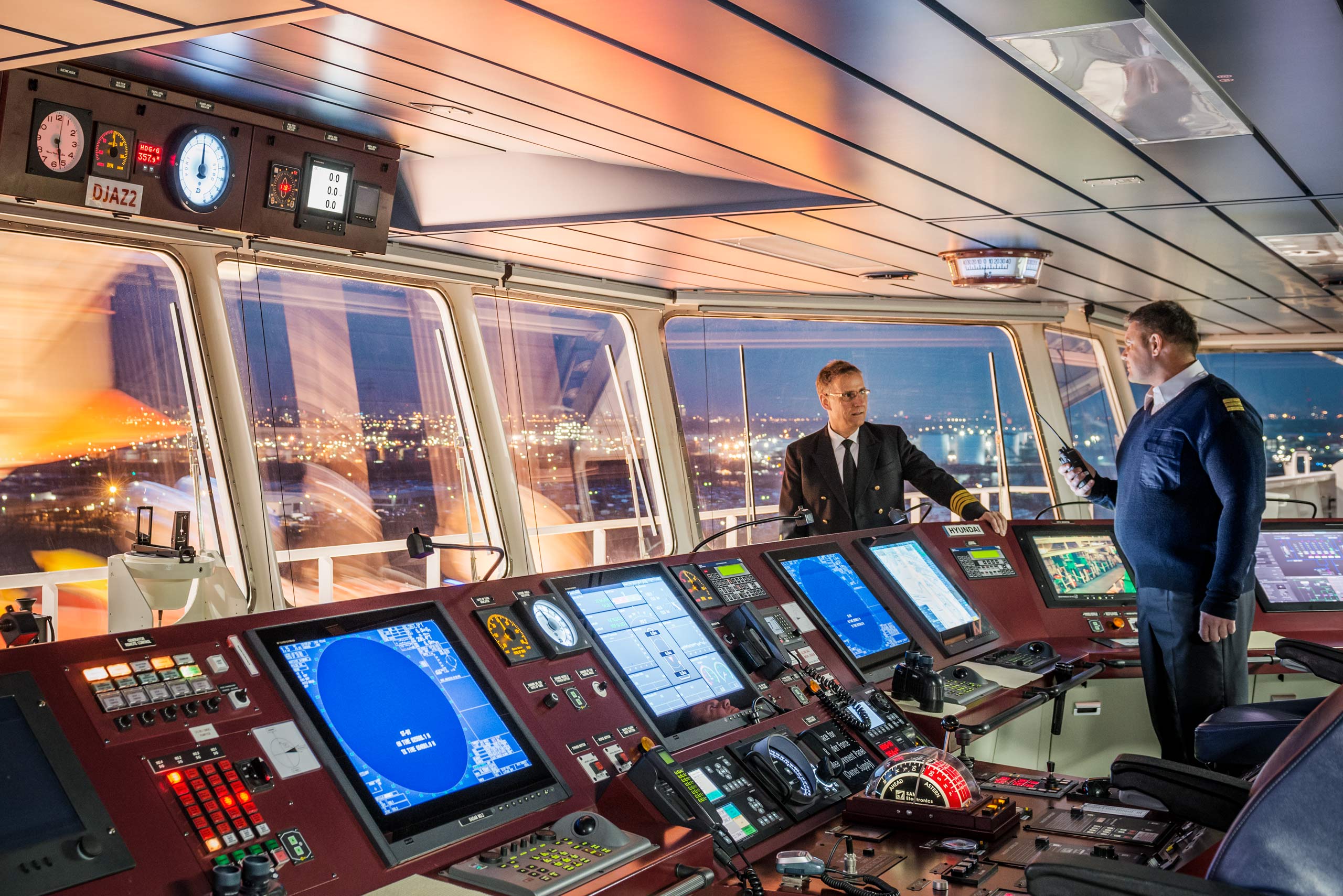 Brücke eines Containerschiffs im Hamburger Hafen bei Nacht 