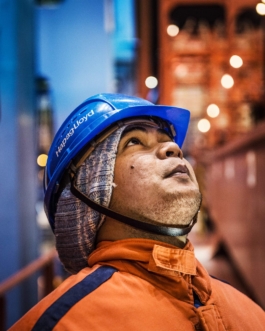 Crewmitglied eines Containerschiffs im Hafen von Hamburg 