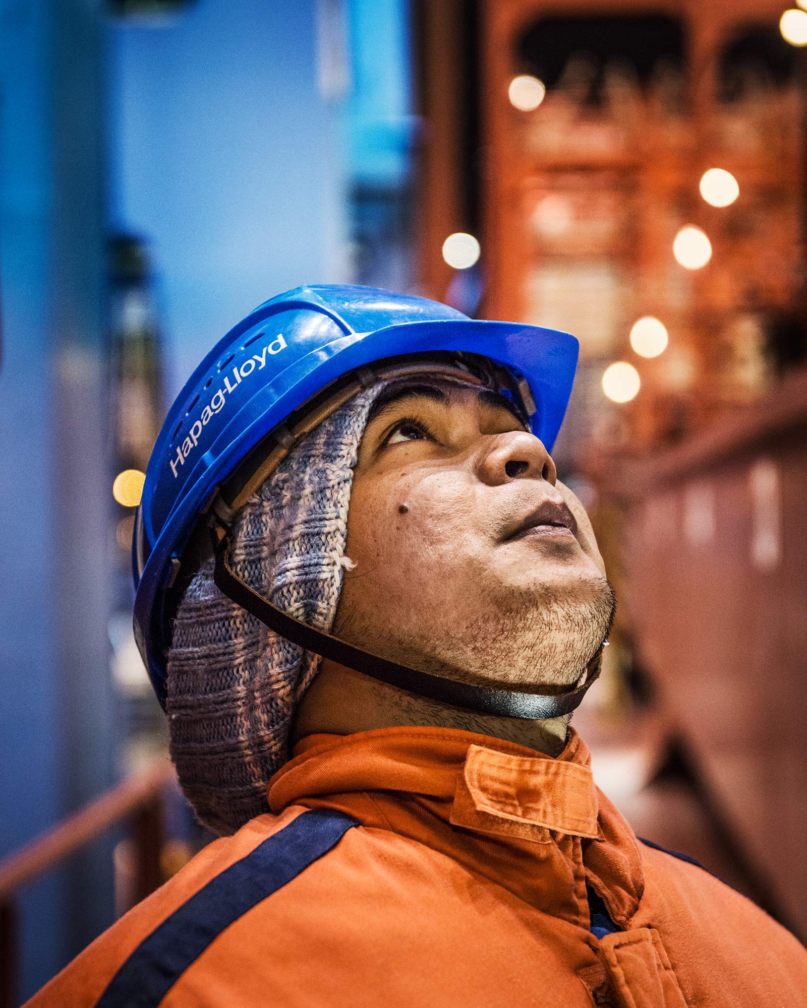 Crewmitglied eines Containerschiffs im Hafen von Hamburg 