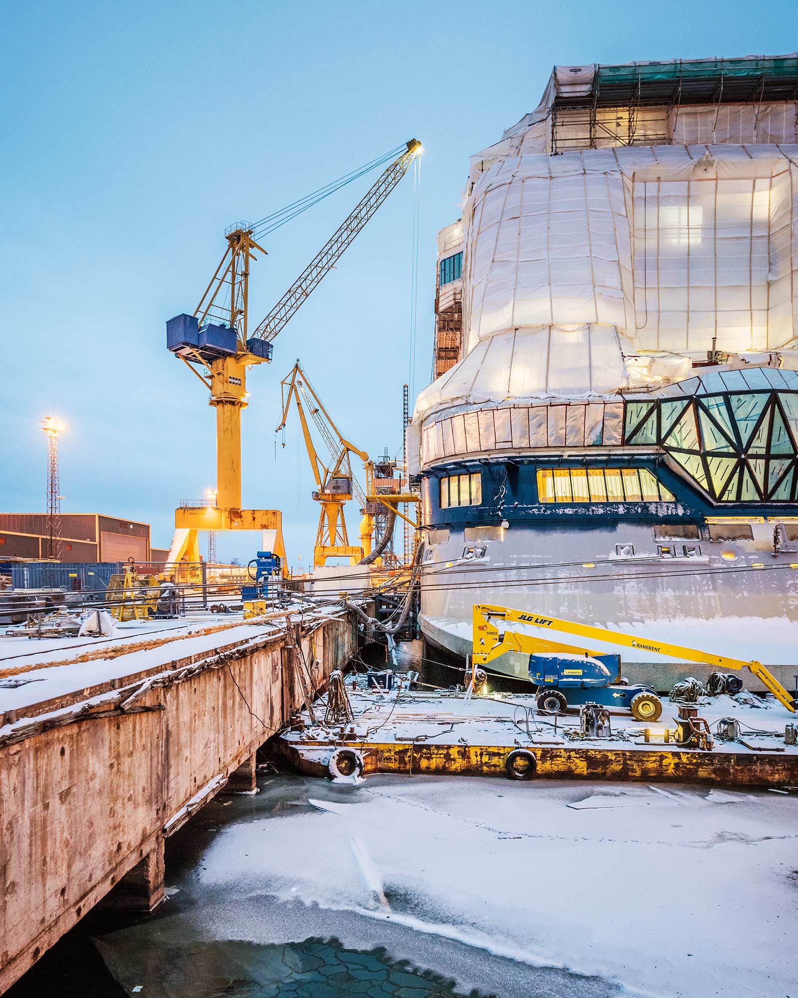 Halb fertiges Kreuzfahrtschiff im Dock einer Werft 