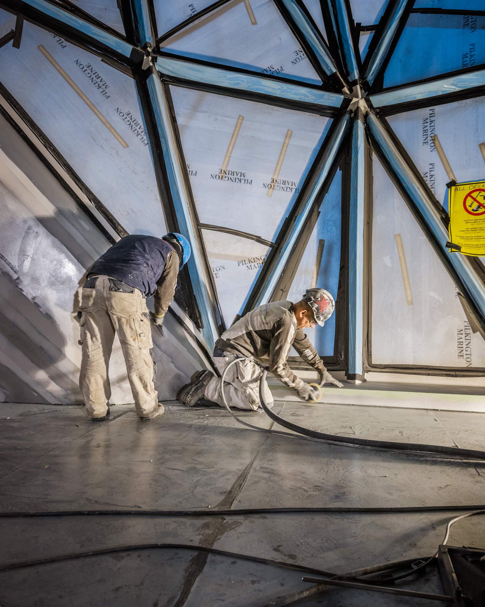 Werftarbeiter bei der Arbeit auf einem Schiff im Bau 