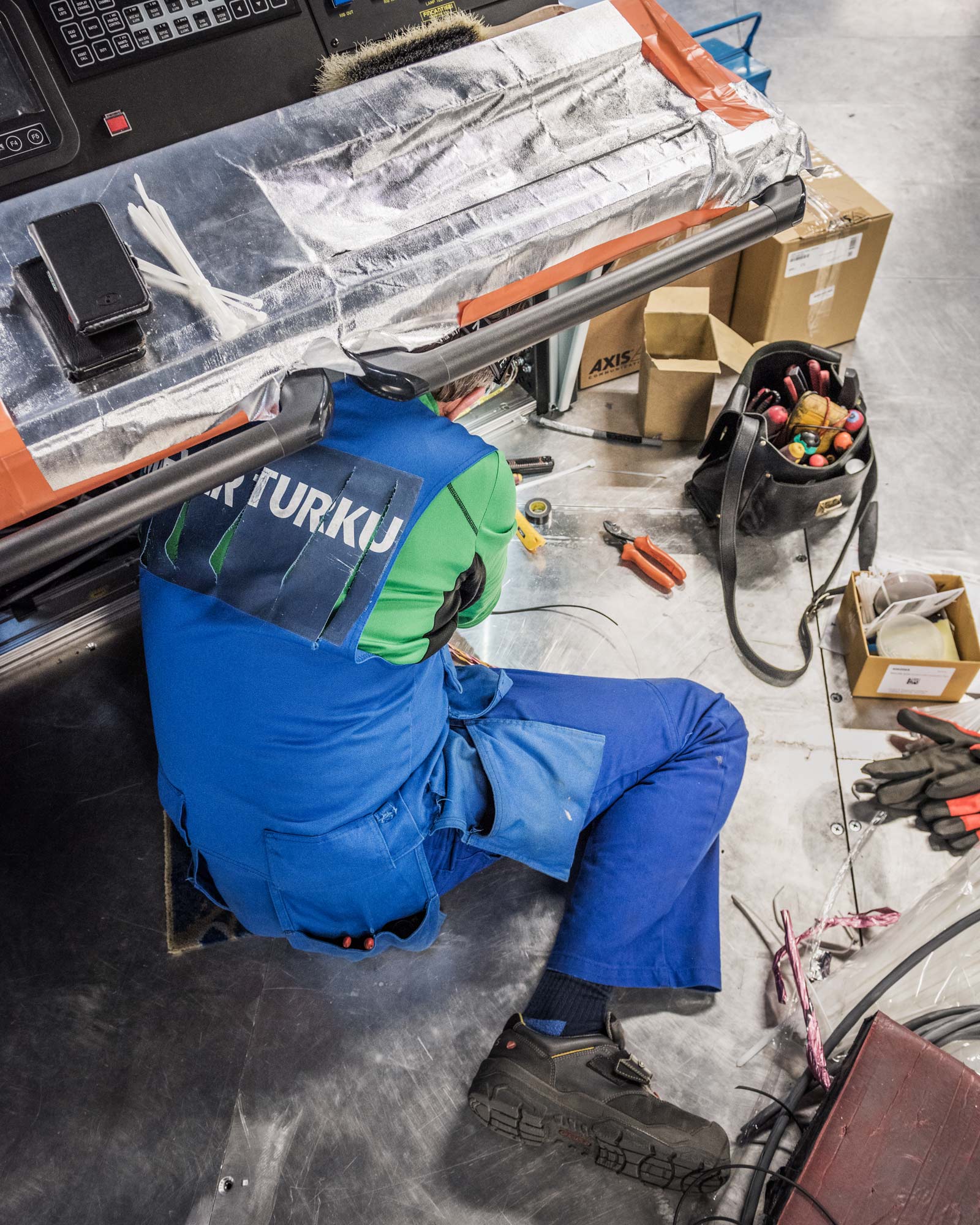 Elektriker arbeitet an der Kommandobrücke eines Kreuzfahrtschiffes 