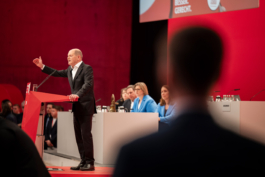 Olaf Scholz Reportage hält Rede auf Parteitag 