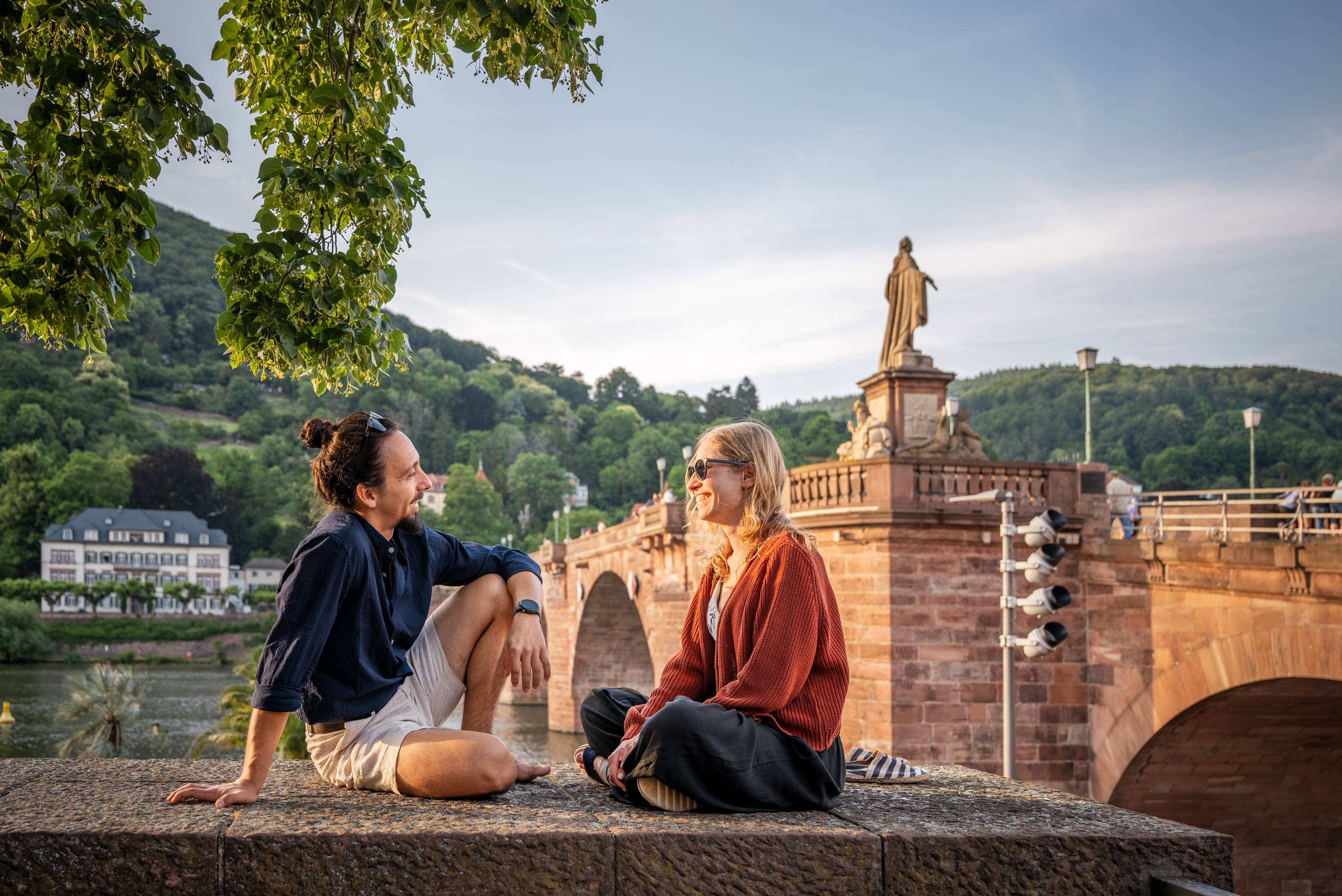 Junges Paar im Sommer am Neckar in Heidelberg 