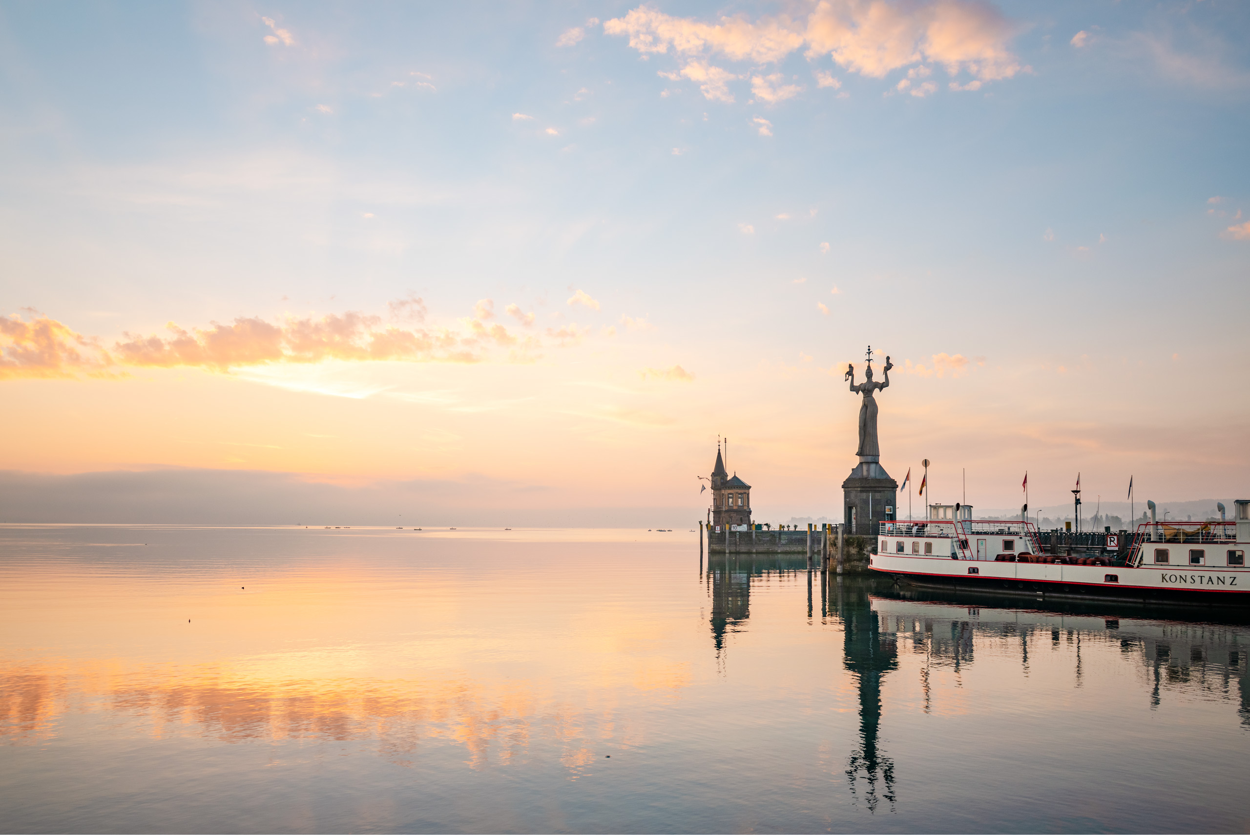 Stimmungsvolle Aufnahme am Morgen im Konstanzer Hafen 