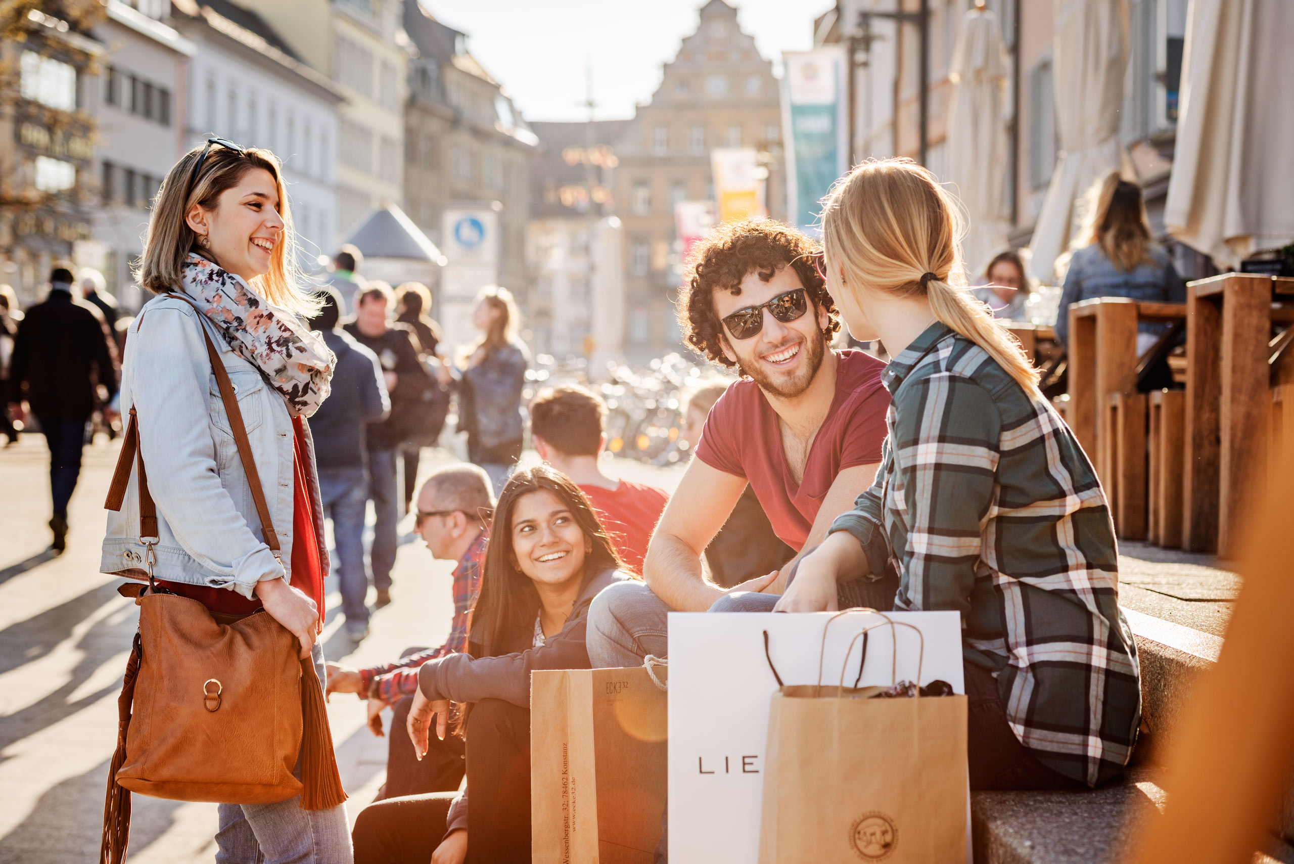 Junge Menschen beim Shopping in Konstanz 