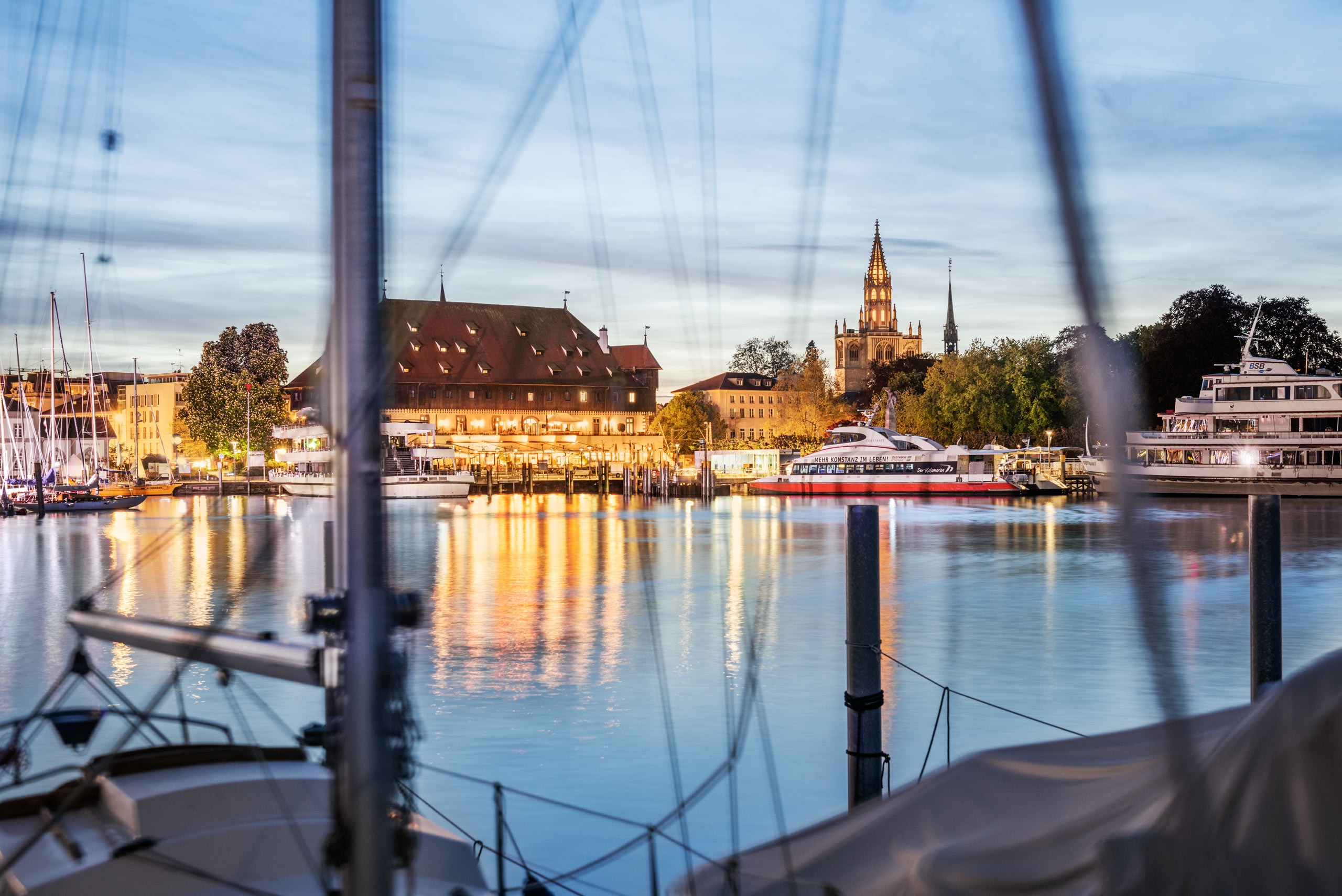 Konstanzer Hafen in der Blauen Stunde 