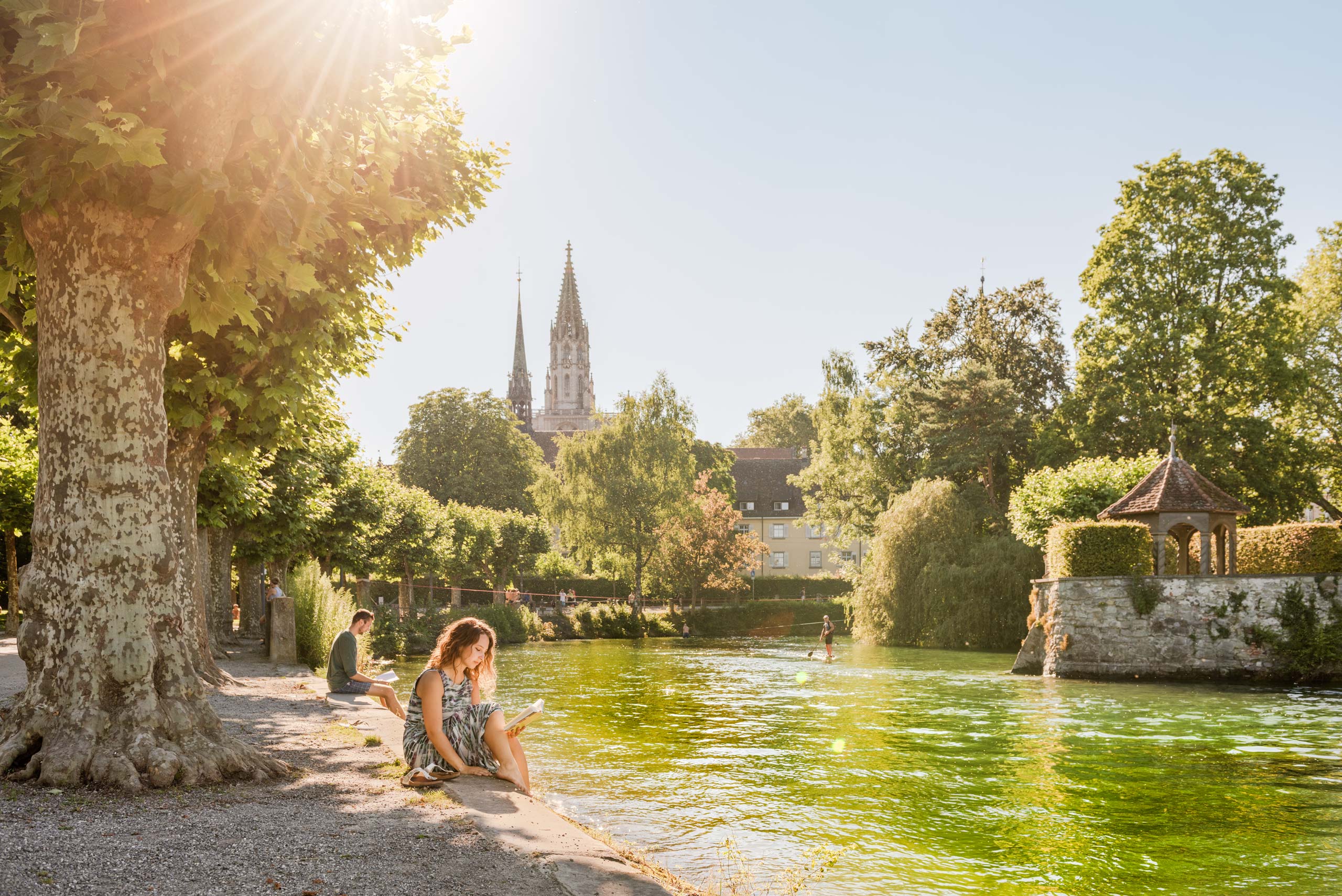 Frau beim Lesen im Hafen Konstanz 