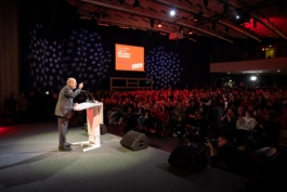 Speaker und Publikum bei Wahlkampfveranstaltung 