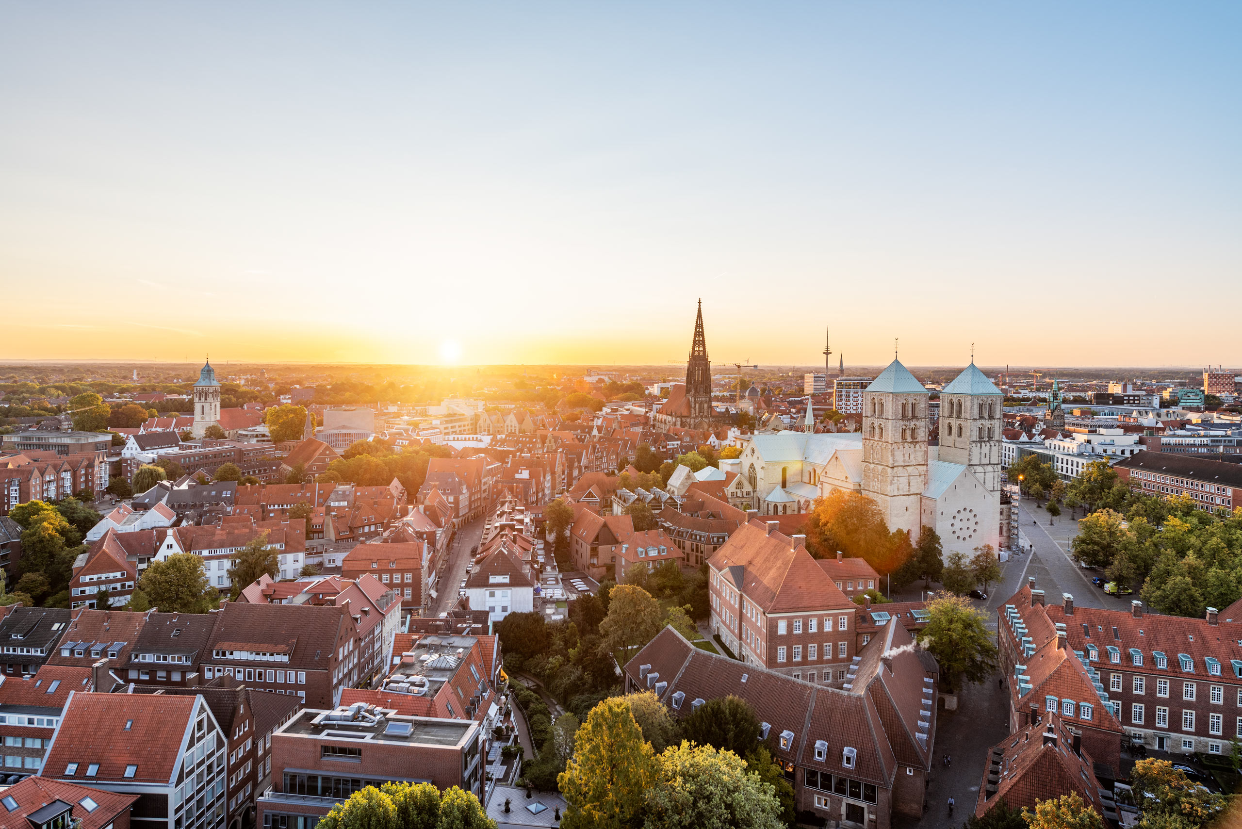 Überblicksfoto von Münster bei Sonnenaufgang, stimmungsvoll 